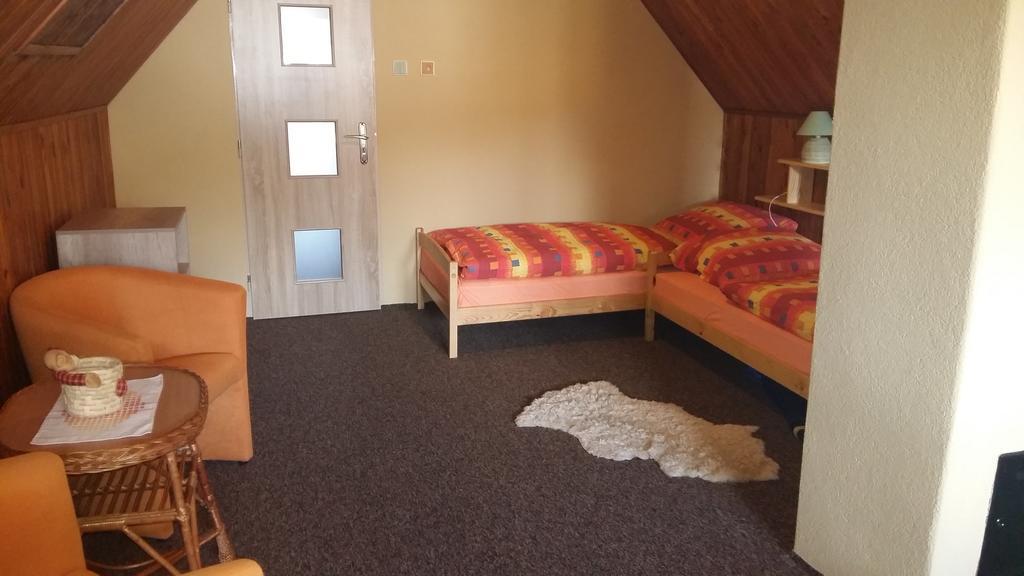 Liptovská Chata pri potoku Liptovský Mikuláš Esterno foto
