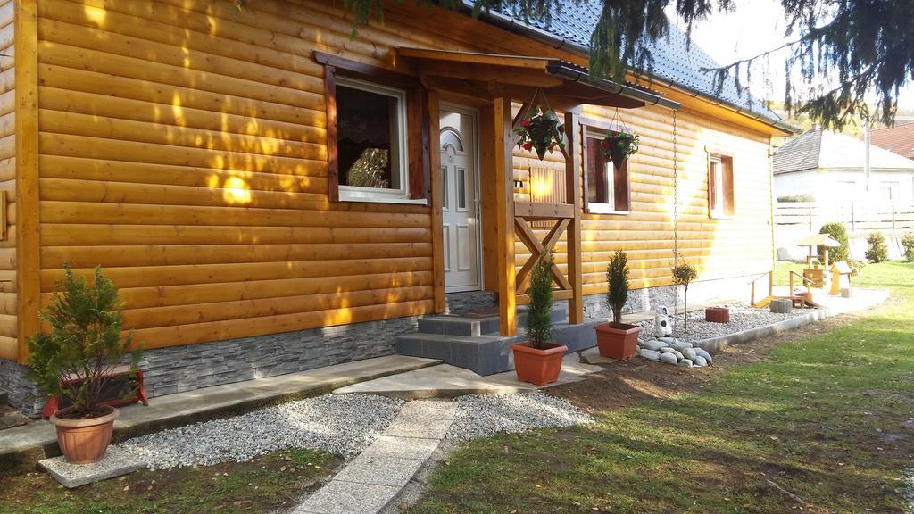 Liptovská Chata pri potoku Liptovský Mikuláš Esterno foto
