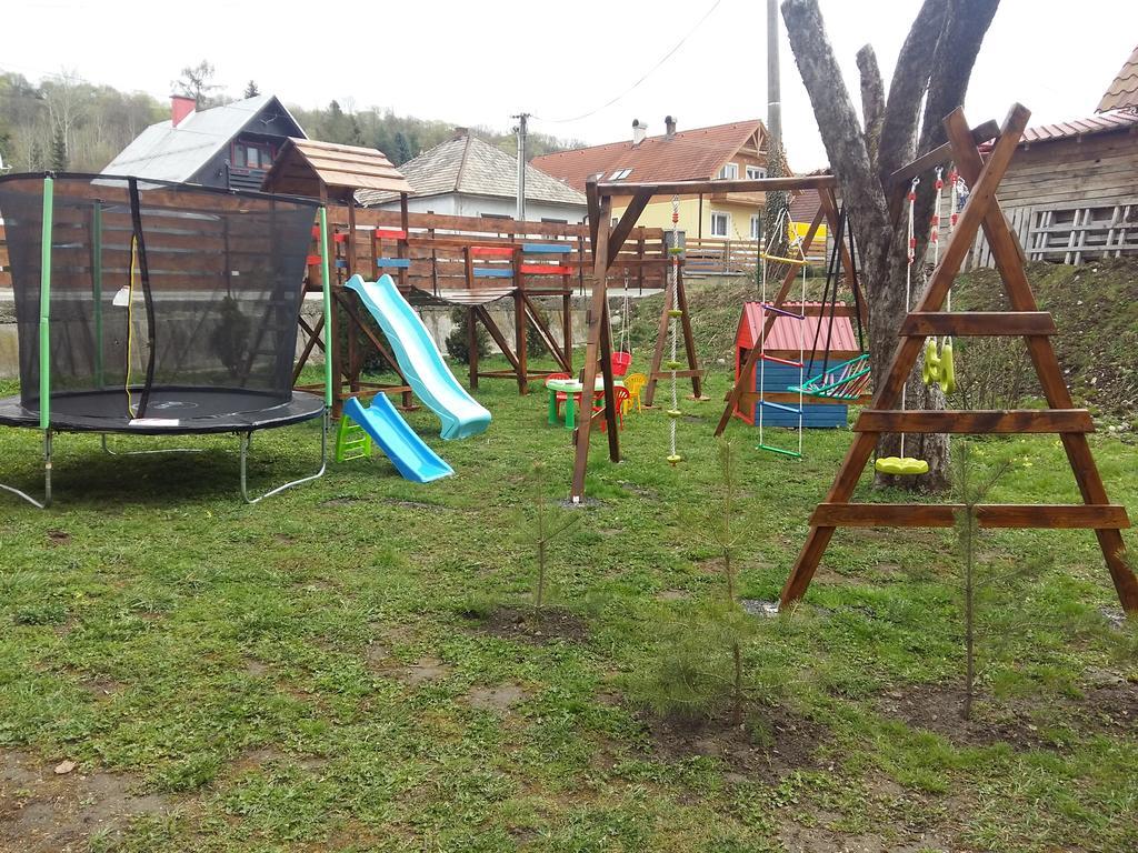 Liptovská Chata pri potoku Liptovský Mikuláš Esterno foto
