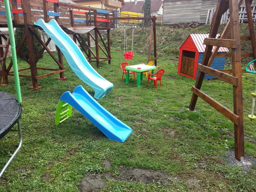 Liptovská Chata pri potoku Liptovský Mikuláš Esterno foto